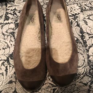 EUC Women’s UGG suede brown flats shoes sz 8.5